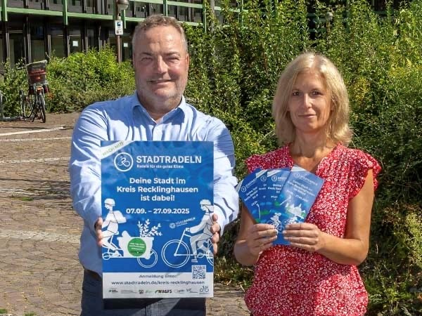 Landrat Bodo Klimpel macht gemeinsam mit der Radverkehrskoordinatorin Werbung fürs Stadtradeln 2025