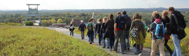 Wanderer auf Halde Hoheward in Herten (Quelle: Ruhrtourismus GmbH)